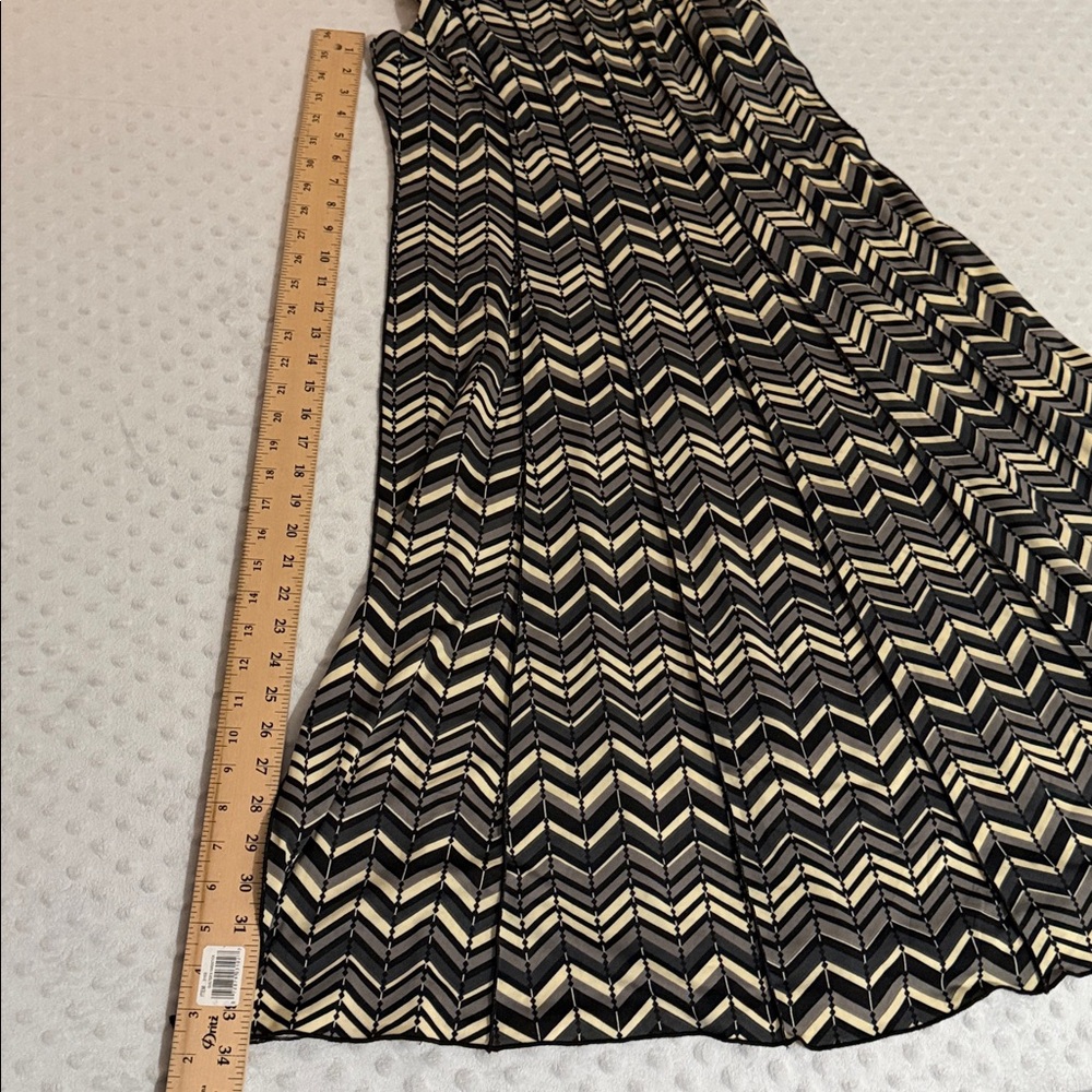 VOIR VOIR Geometric Chevron Sleeveless Midi Dress Women's Size 10 Black White - Picture 6 of 6